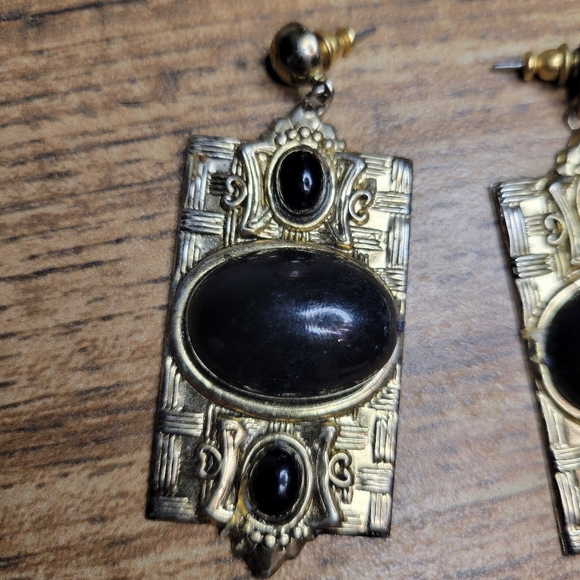 vintage 80s carved gold and black earrings - Picture 2 of 4